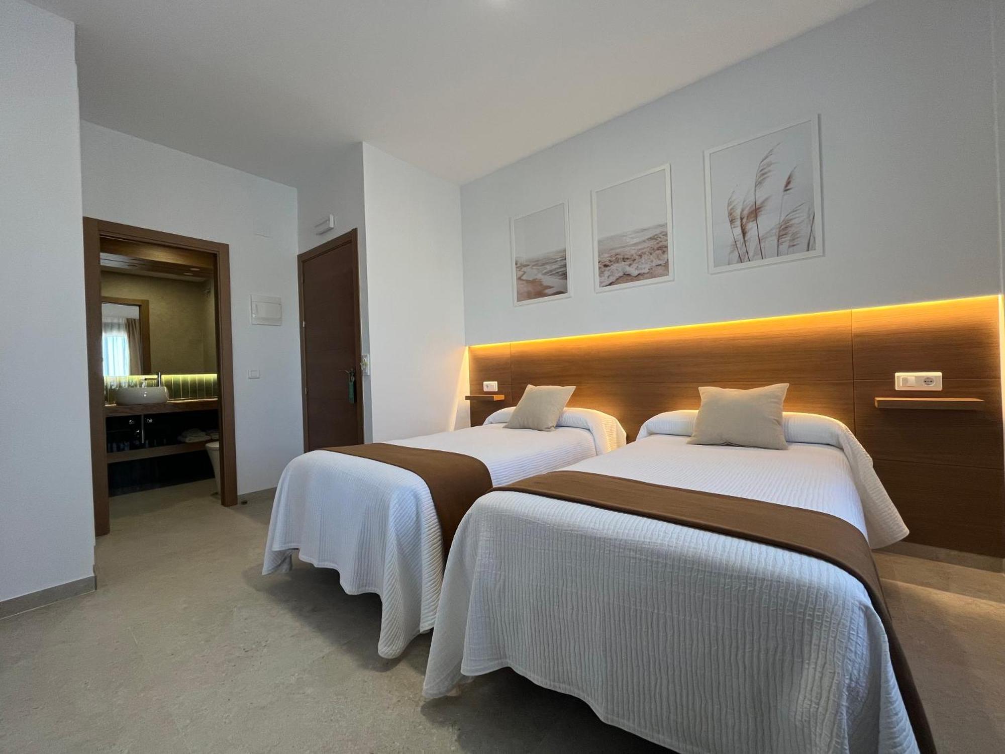 Hostal Parador De Los Llanos Torreorgaz Екстериор снимка
